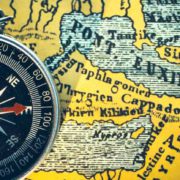 Een kompas wijst naar het oosten en ligt op een oude land kaart van klein-Azie