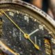 Een oud en verroest horloge van smiths zonder glas voor de wijzers