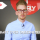 Bart Moree zit op een bank voor het NOBLY logo voor de start van de vlog