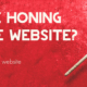 Een pot met honing op een rode achtergrond. In de foto staat de tekst: Heb je honing aan je website? 5 tips om bezoekers op je website te laten plakken