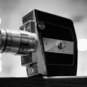 Een oude videocamera op een tafel in een zwart wit foto