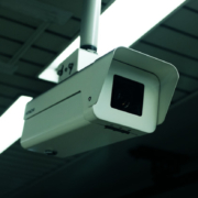 Een foto van een CCTV/beveiligingscamera die hangt aan het plafond