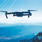 Een drone vliegt over een gebergte heen en maakt opnames